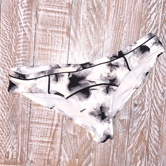 🔥RVCA Fading Petals Cheeky Bikini Bottom🔥~med - Picture 7 of 14